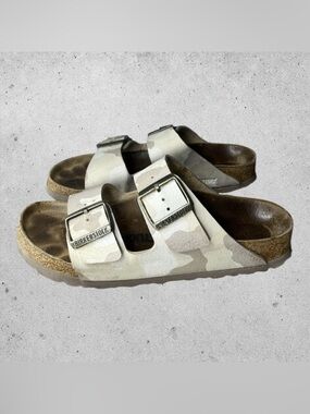 Arizona Camo Sandal in Desert Sand Birkenstocks - Sz 6 / 37